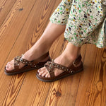 Carregar imagem no visualizador da galeria, Sandália Beta Tachas Havana