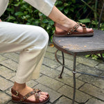 Load image into Gallery viewer, Sandália Beta Tachas Havana