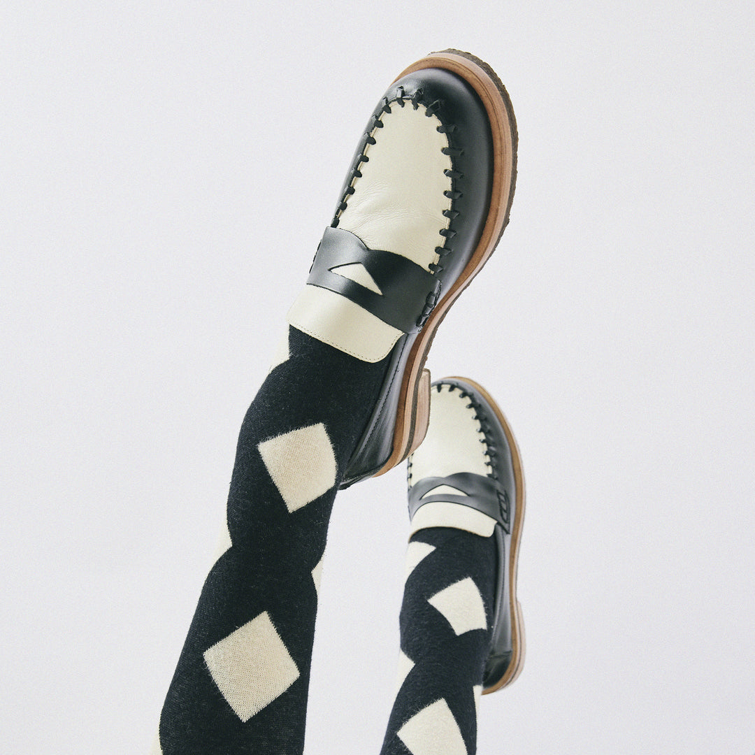 Loafer com Alinhavos Preto/Off White