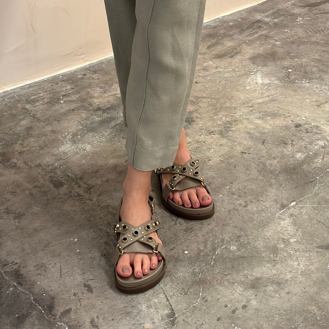 Sandália Beta Tachas Khaki