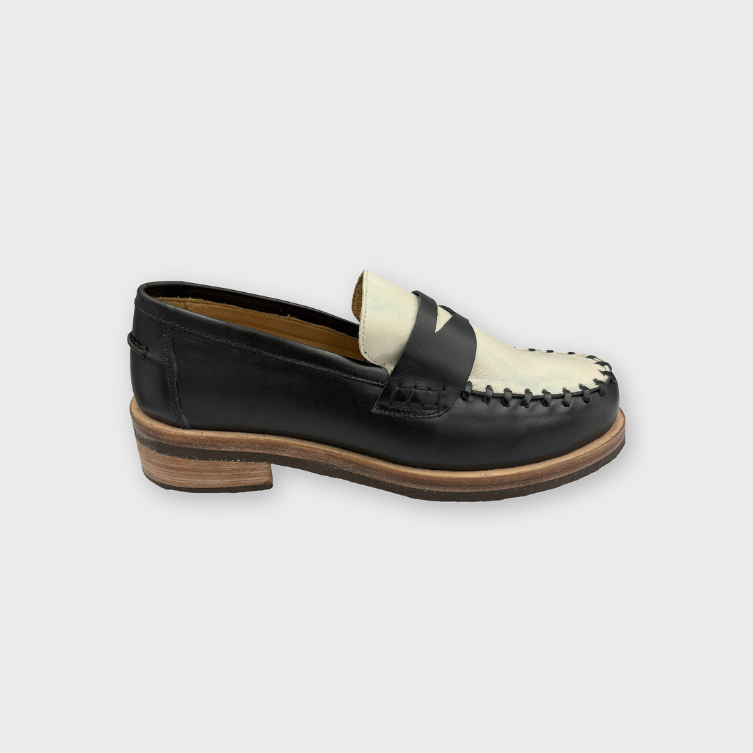Loafer com Alinhavos Preto/Off White