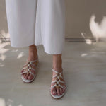 Carregar e reproduzir vídeo no visualizador da galeria, Sandália Babi com Salto - Off-White
